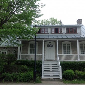 Покрив с таванско помещение и малки прозорци.