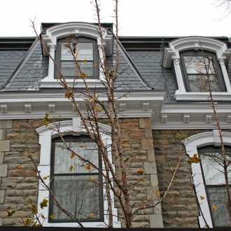 Покрив с таванско помещение и прозорци.