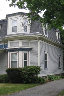 Покривът с таванското помещение е сив