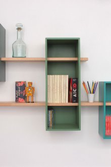 Стелаж за стената на хола