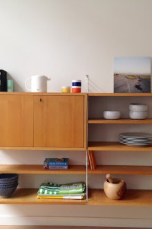 Стелаж за съдове в хола