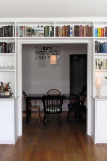 Стелаж около отвора в хола