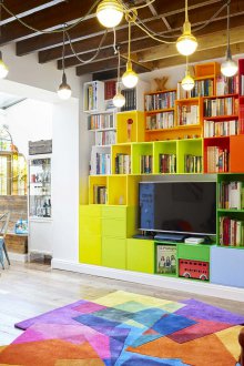 Многоцветен рафт за всекидневна