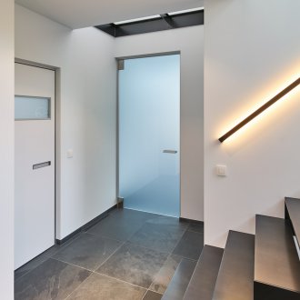 Вътрешна врата със стъклен дизайн