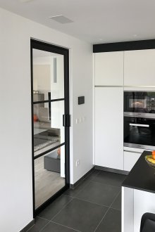 Вътрешна врата със стъкло в кухнята