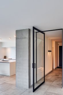 Вътрешна врата със стъклено махало