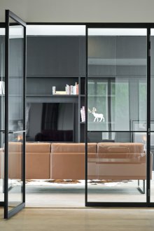 Вътрешна врата с модерно стъкло