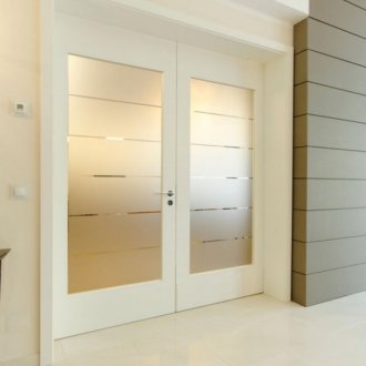 Вътрешна врата със стъклени панти