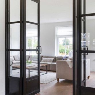 Вътрешна врата със стъкло и разширител