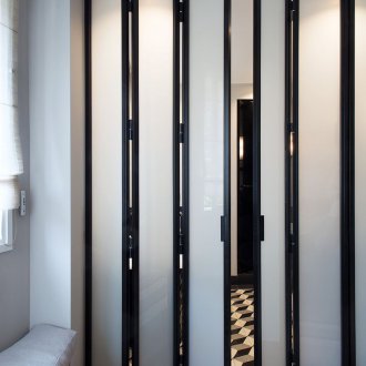 Сгъваема вътрешна врата със стъкло