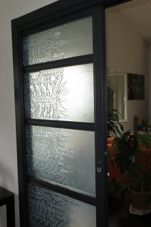 Вътрешна врата с шарка върху стъкло