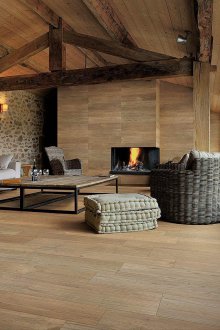 Стенна декорация с декоративен камък в хола