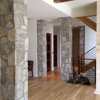 Стенна декорация с декоративен камък в апартамента