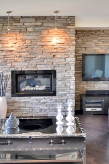 Стенна декорация с груб камък