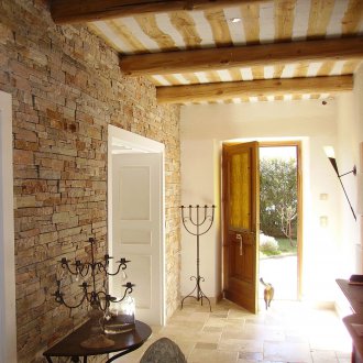 Стенна декорация с декоративен камък в коридора