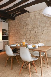 Стенна декорация с декоративен камък в средиземноморски стил