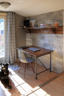 Стенна декорация с декоративен камък в офиса