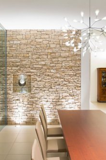 Стенна декорация с декоративен камък с прожектори