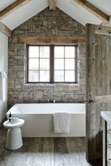 Стенна декорация с декоративен камък в банята