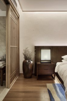 Кафяво дърво в интериора