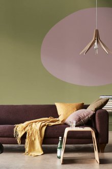 Комбинацията от кафяв диван с други цветове в интериора