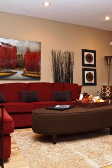 Комбинацията от кафяво и червено в интериора