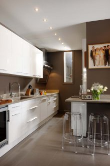 Комбинацията от кафяво в интериора на кухнята