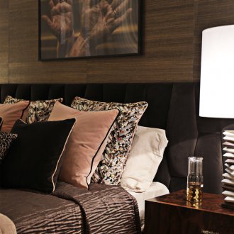 Комбинацията от кафяви панели в интериора