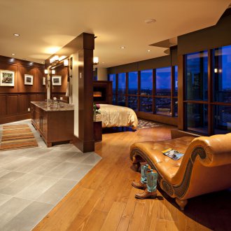 Комбинацията от кафяво в интериора с панорамни прозорци