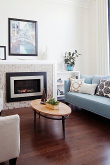 Комбинацията от кафяв под в интериора