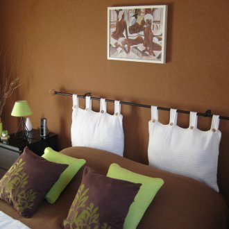 Комбинацията от кафяво в интериора на спалнята