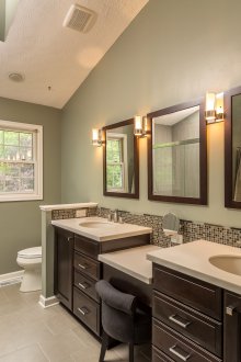 Комбинацията от кафяв венге в банята