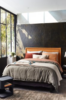 Headboard ke tingkap di rumah