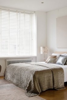 Katil di atas tingkap di dalam bilik tidur dengan gaya minimalis