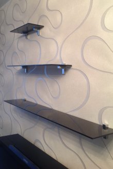 Universelle Regale aus dunklem Glas im Wohnzimmer