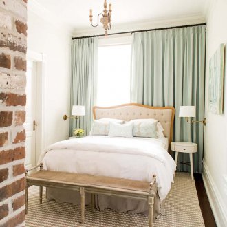 Headboard ke tingkap di bilik tidur kecil