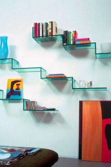 Glasbücherregale im Wohnzimmer