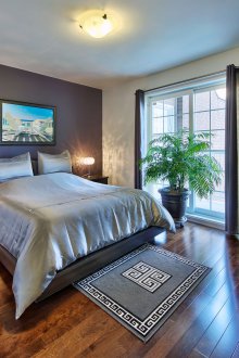 Tempat tidur di bilik tidur