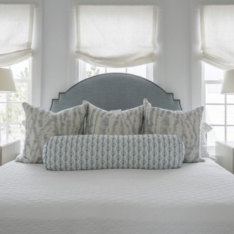 Headboard ke tiga tingkap di bilik tidur