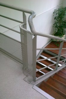 Стълбище към втория етаж в къща върху бяла метална рамка