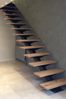 Стълбище към втория етаж в къща върху метална рамка без парапет