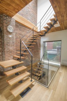 Стълбище към втория етаж в къща върху метална рамка