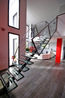 Стълбище към втория етаж във високотехнологична къща