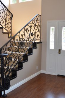 Стълбище към втория етаж в къщата за изкуствено коване