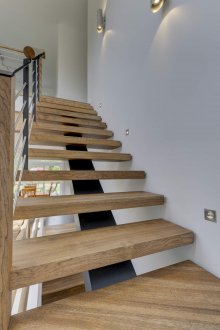 Стълбище към втория етаж във вътрешността на къщата