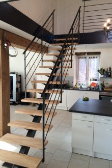 Стълби към втория етаж в кухнята върху метална рамка
