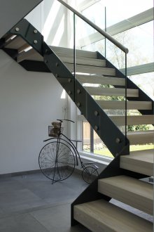 Стълбище към втория етаж върху метална рамка с ламинирани стъпала