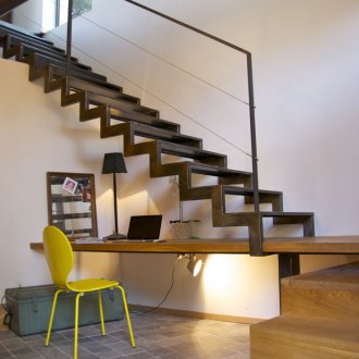 Стълбището към втория етаж е отлито върху метална рамка