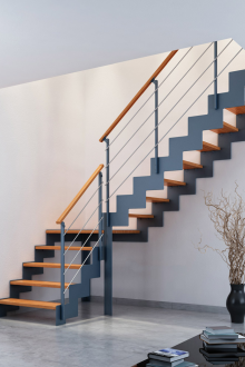 Стълбище към втория етаж върху метална рамка