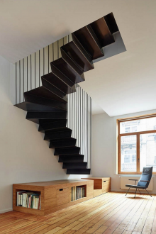 Стълбище към втория етаж върху модерна метална рамка